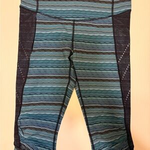 Lululemon Crop Leggings - Size 10 (Teal Wave Print)